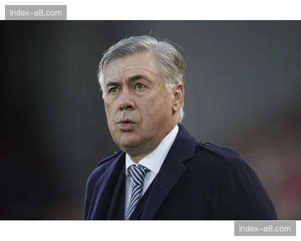 替补席上的安切洛蒂：意大利教头嚼着口香糖，神情自若