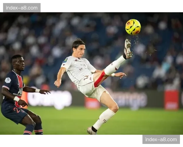 亚特兰大对阵佛罗伦萨，两队赛前为传奇球星进行默哀