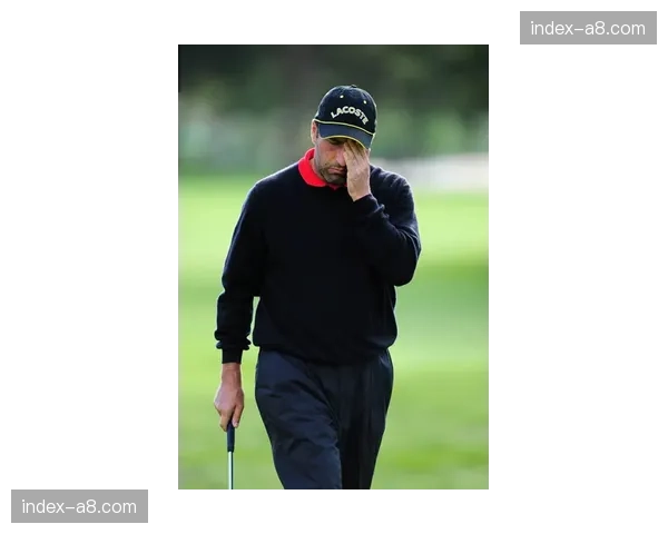 现场：马略卡主场因突发强风导致角旗区广告板被吹倒，比赛暂停5分钟。