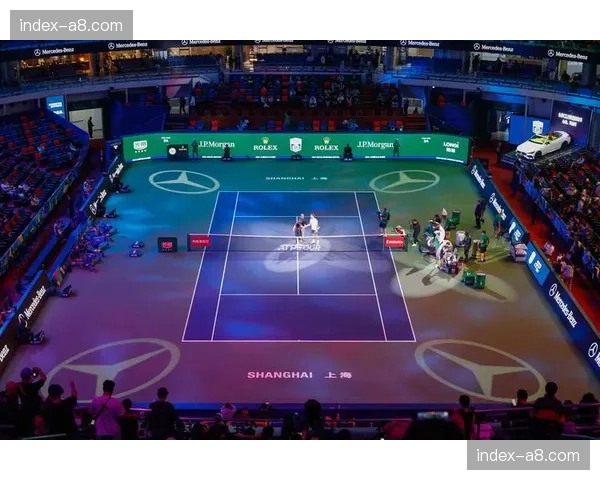 主队球迷向场内投掷网球，抗议DFL的转播权销售计划