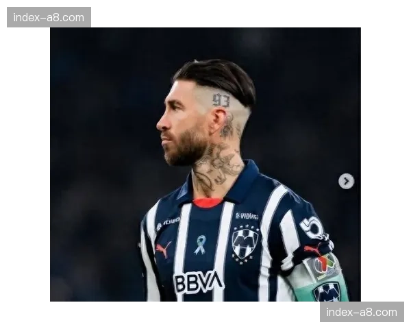 特写:39岁的拉莫斯在塞维利亚本赛季最后一个主场比赛后向全场观众挥手致意 特写:39岁的拉莫斯在塞维利亚本赛季最后一个主场比赛后向全场观众挥手致意